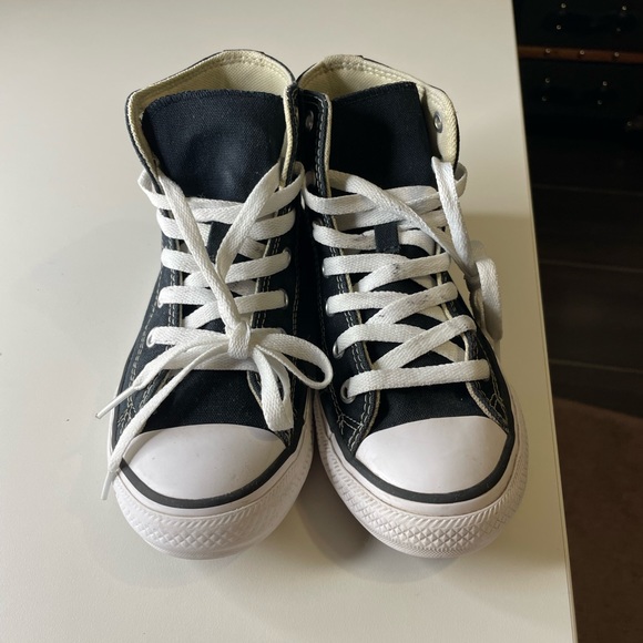 Kids Chuck Taylor All Star Hi size 2
Top Shoes - Picture 3 of 6